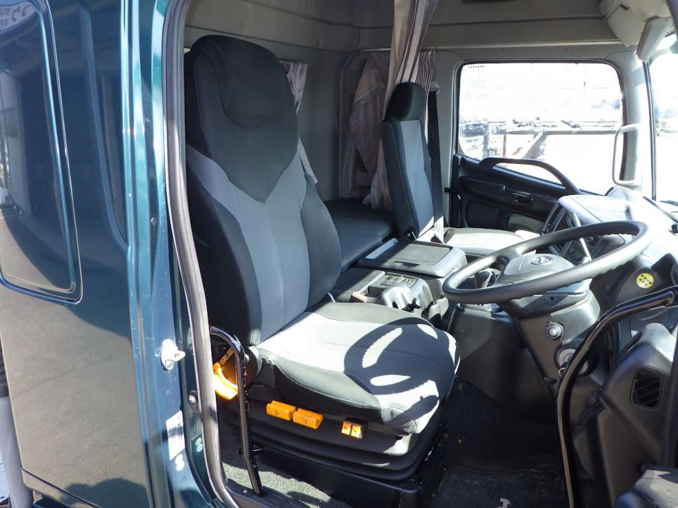 乗車定員は２名です。|日野 プロフィア QPG-SH1EDDGの写真6