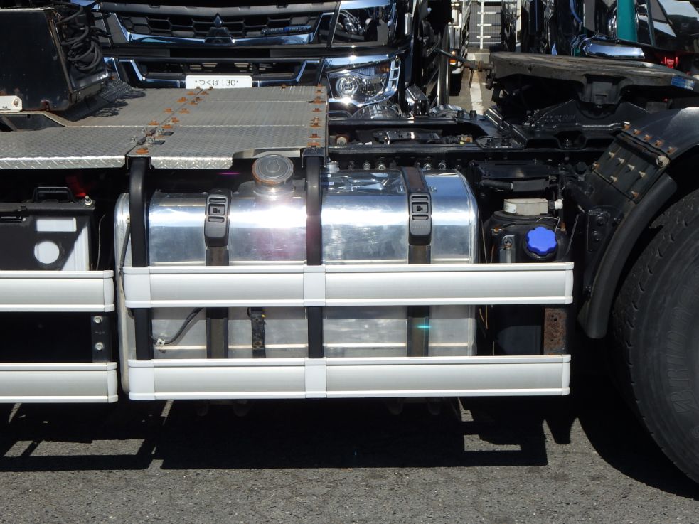 燃料タンクは３９０Lです。|日野 プロフィア QPG-SH1EDDGの写真15