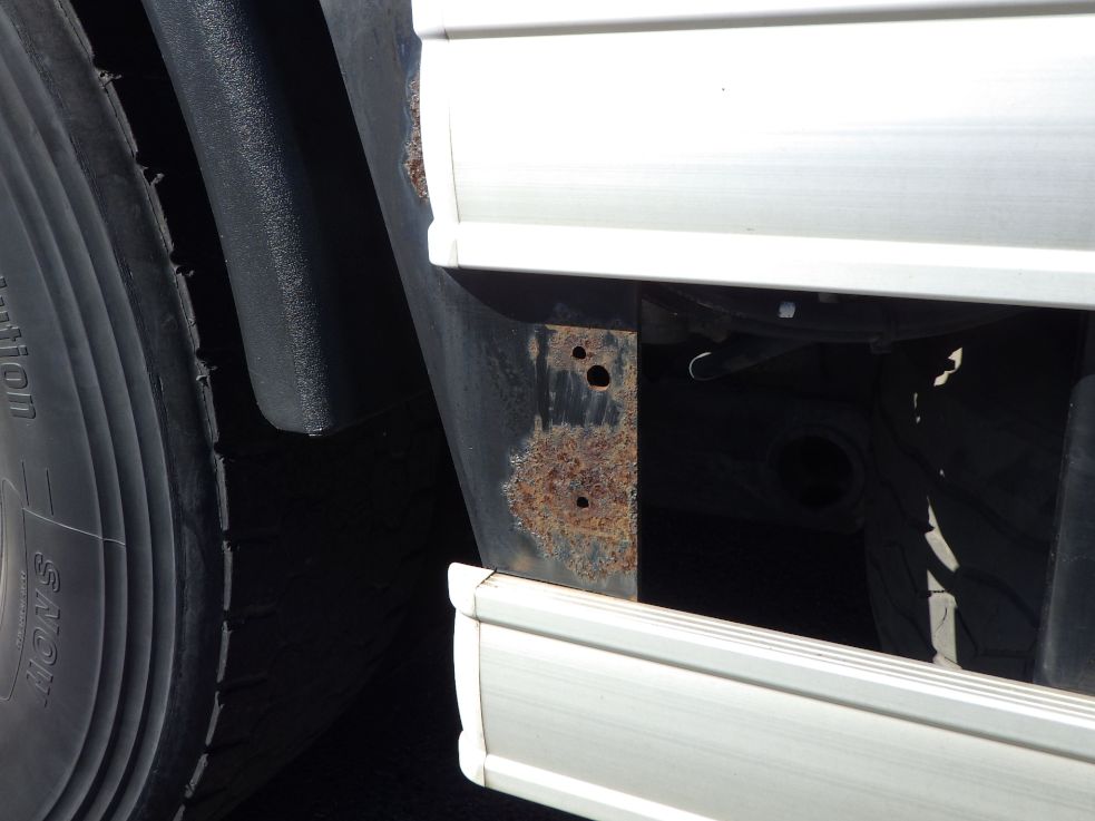 左右のサイドバンパーステーにサビがあります。|日野 プロフィア QPG-SH1EDDGの写真28