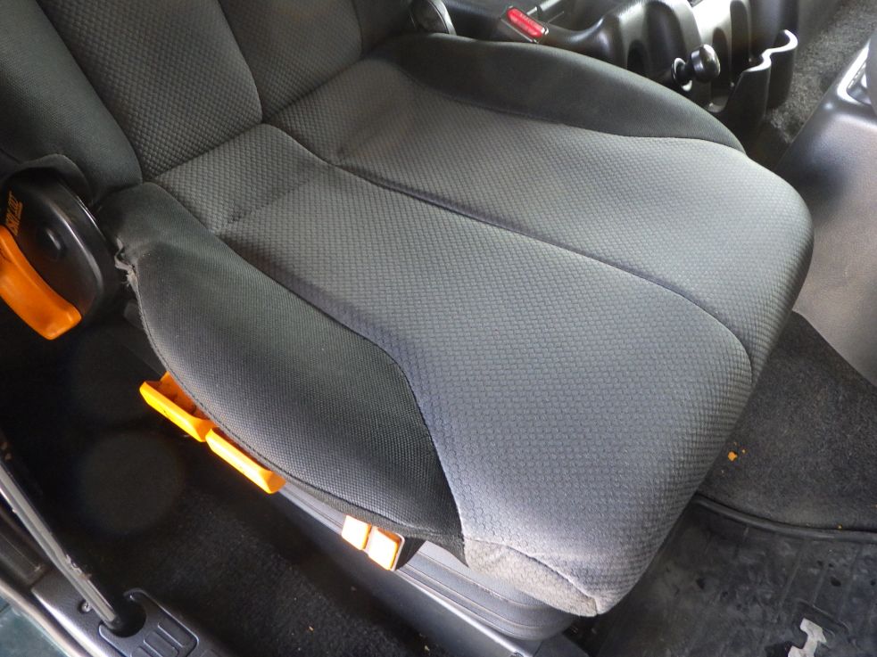 運転席座面にヘタリがあります。|日野 プロフィア QPG-SH1EDDGの写真31