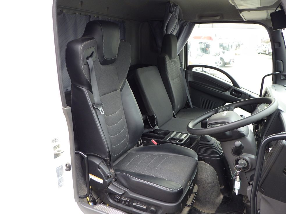 乗車定員は３名です。|いすゞ フォワード 2RG-FTR90U4の写真6