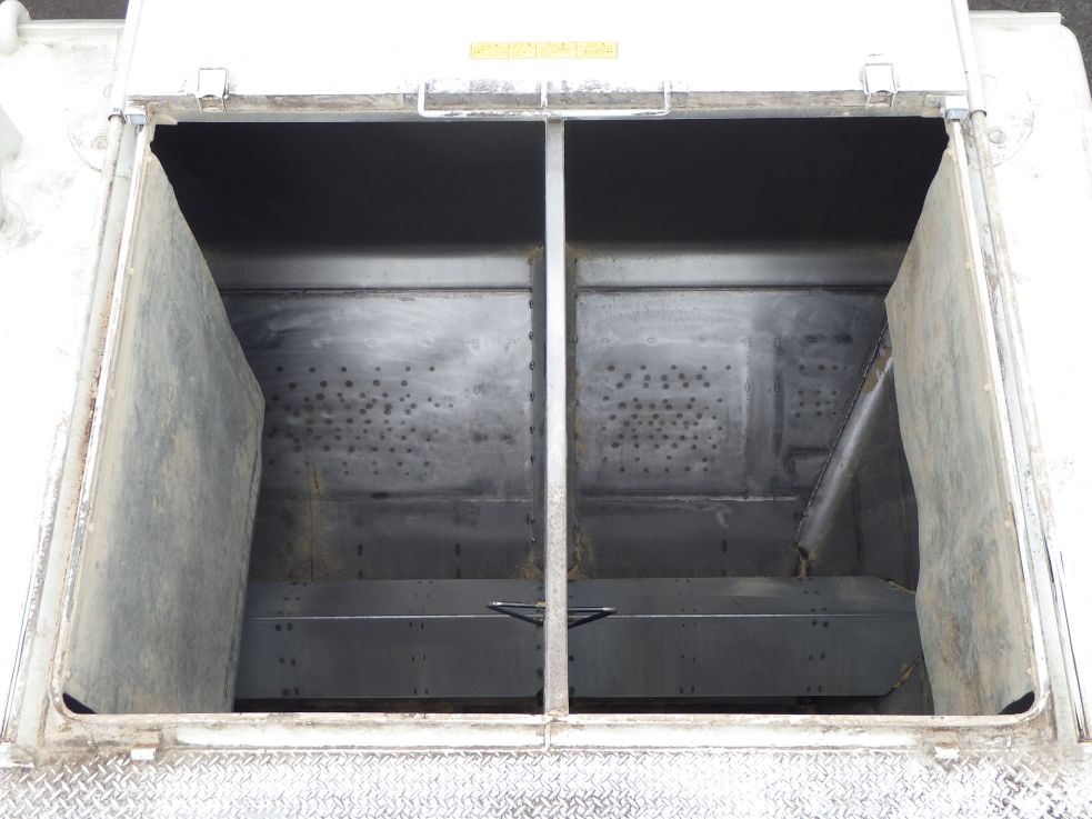 前方タンク内部の状態です。|いすゞ フォワード 2RG-FTR90U4の写真9