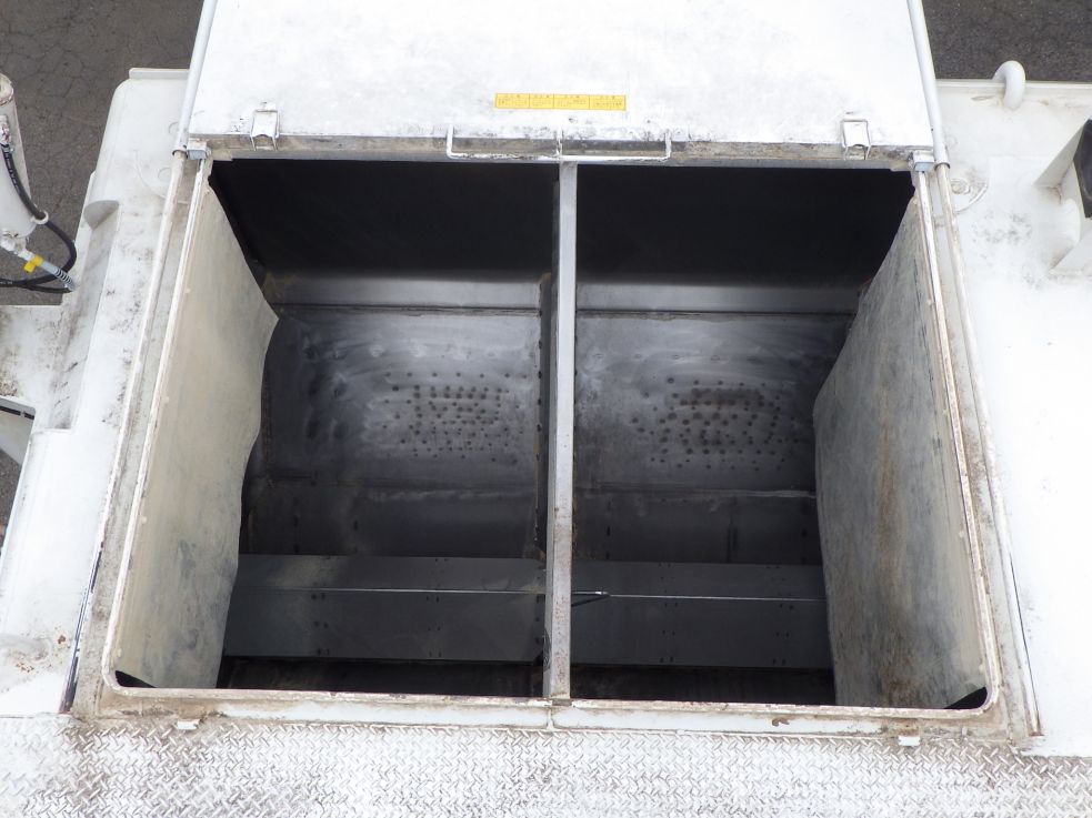 後方タンク内部の状態です。|いすゞ フォワード 2RG-FTR90U4の写真10