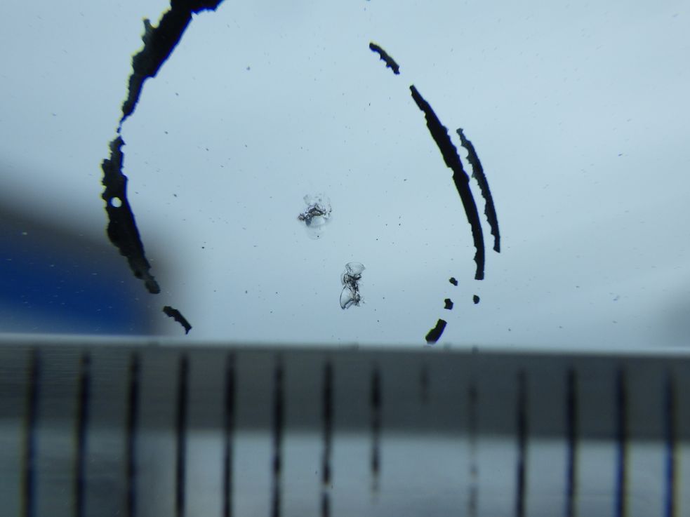 フロントガラスに小キズがあります。|いすゞ フォワード 2RG-FTR90U4の写真15