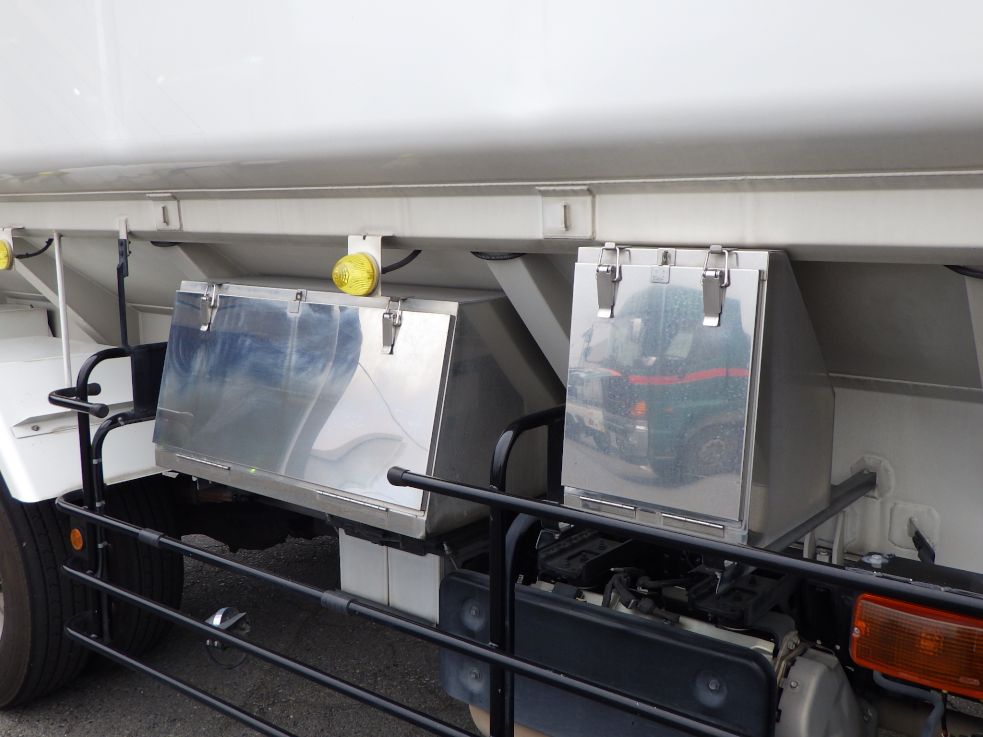 工具箱・物入れはステンレス製です。|いすゞ フォワード 2RG-FTR90U4の写真29