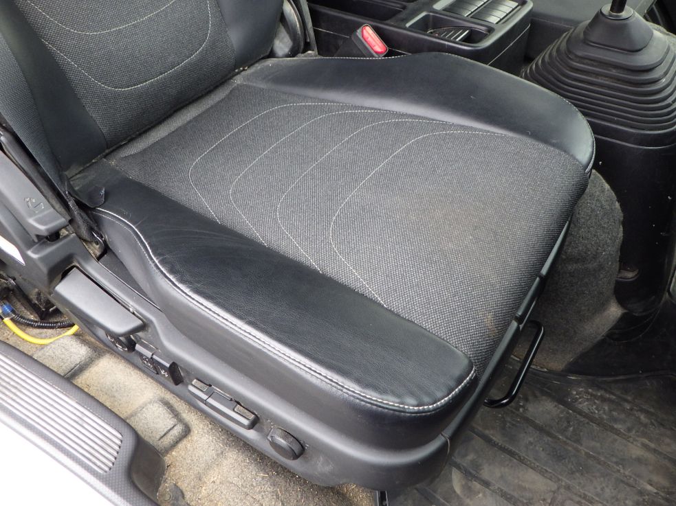運転席座面にヘタリがあります。|いすゞ フォワード 2RG-FTR90U4の写真30