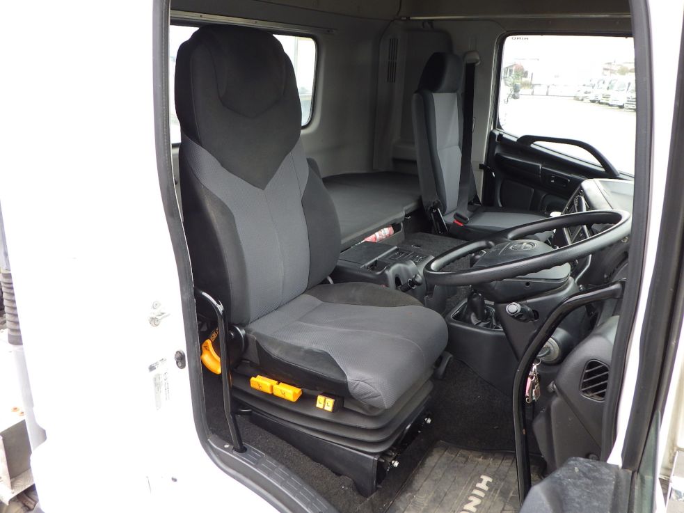 乗車定員は２名です。|日野 プロフィア QPG-SH1EDDGの写真6