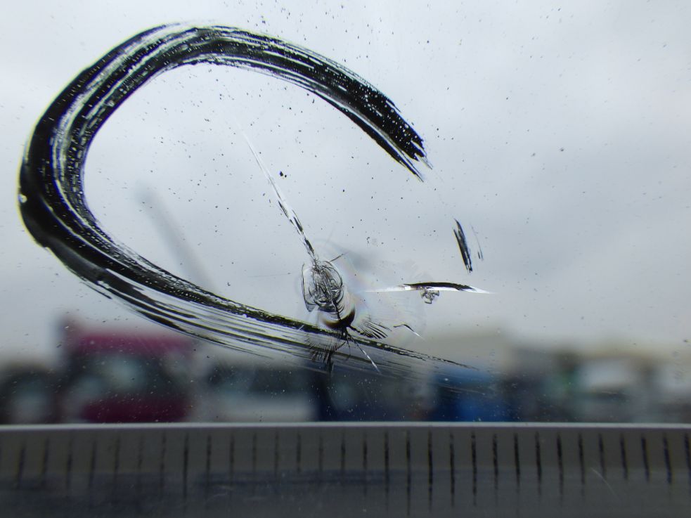 フロントガラスに飛び石キズがあります。|日野 プロフィア QPG-SH1EDDGの写真14