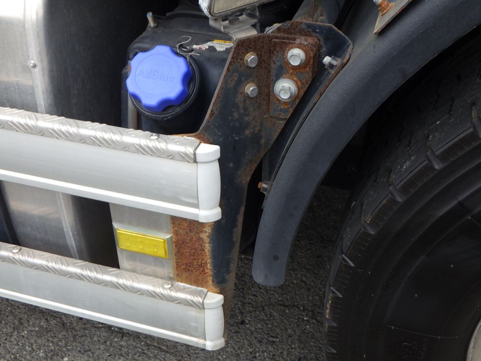 左右のサイドバンパーステーにサビがあります。|日野 プロフィア QPG-SH1EDDGの写真26