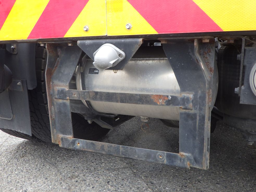 ナンバーブラケットにサビがあります。|日野 プロフィア QPG-SH1EDDGの写真30