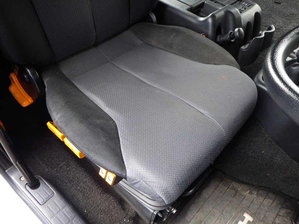 運転席座面にヘタリがあります。|日野 プロフィア QPG-SH1EDDGの写真31