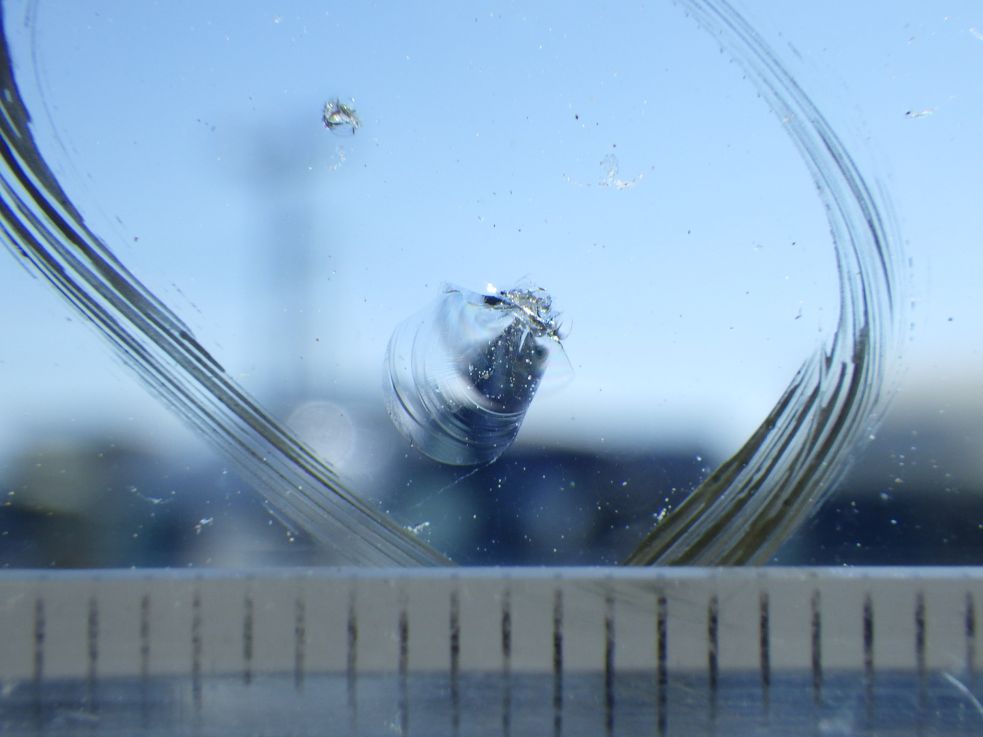 フロントガラスに飛び石キズがあります。|いすゞ フォワード SKG-FRR90T2(2WD)の写真14