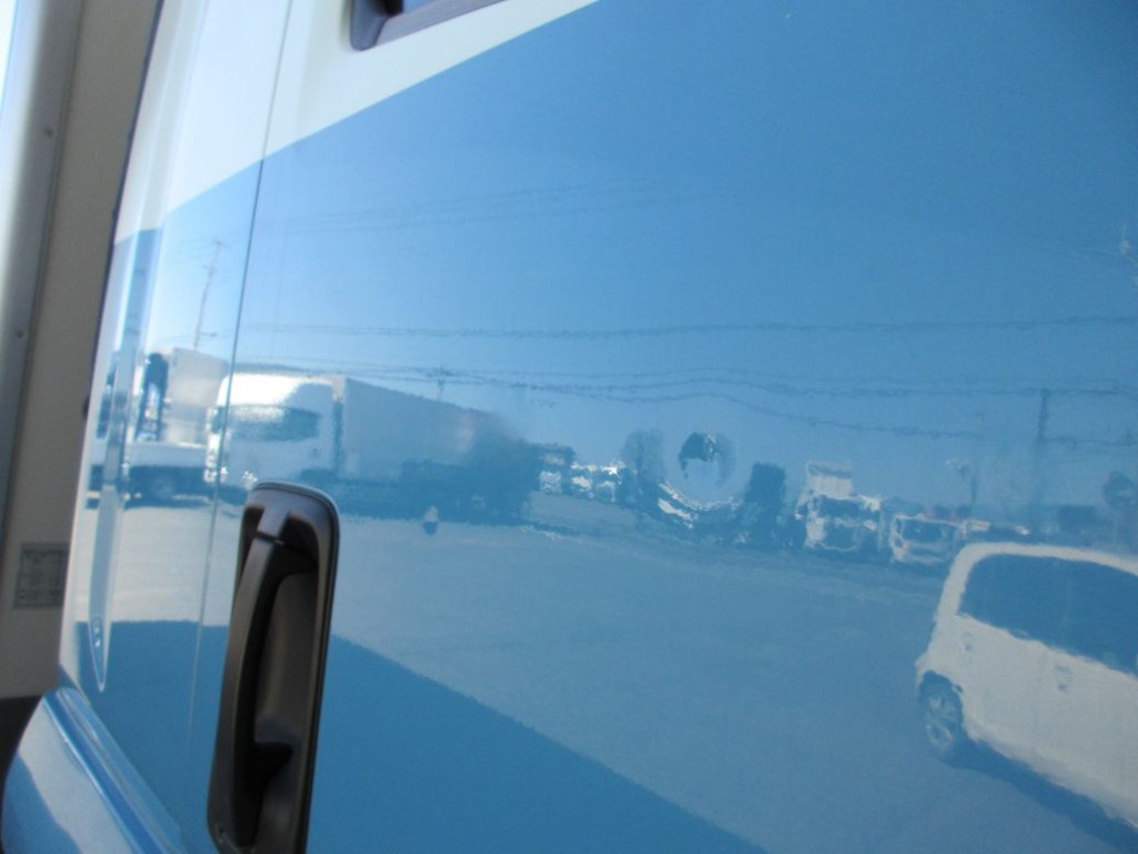 運転席側ドアに軽いヘコミがあります。|いすゞ フォワード SKG-FRR90T2(2WD)の写真23