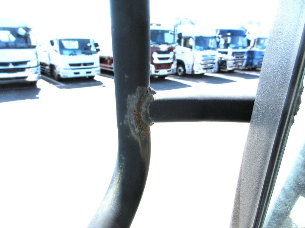 運転席側ミラーステーに曲がりがあります。|いすゞ フォワード SKG-FRR90T2(2WD)の写真27