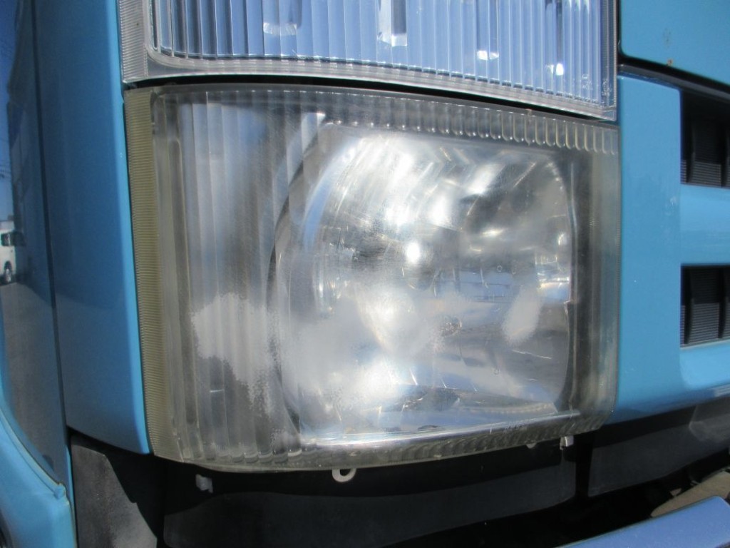 左右のヘッドランプレンズにクモリがあります。|いすゞ フォワード SKG-FRR90T2(2WD)の写真29