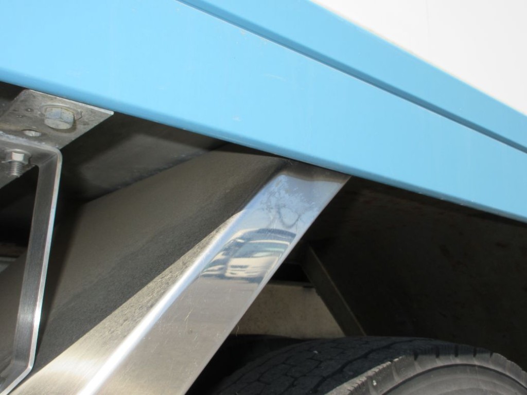 運転席側リヤフェンダーにヘコミがあります。|いすゞ フォワード SKG-FRR90T2(2WD)の写真32