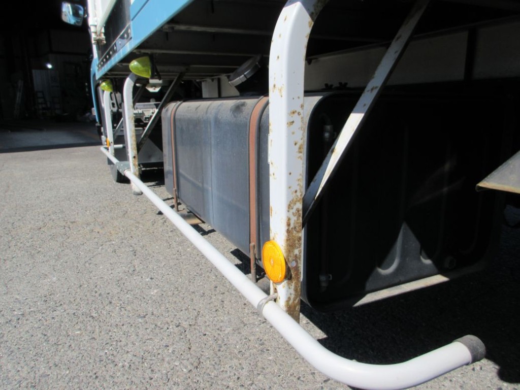 左右のサイドバンパーにサビがあります。|いすゞ フォワード SKG-FRR90T2(2WD)の写真33