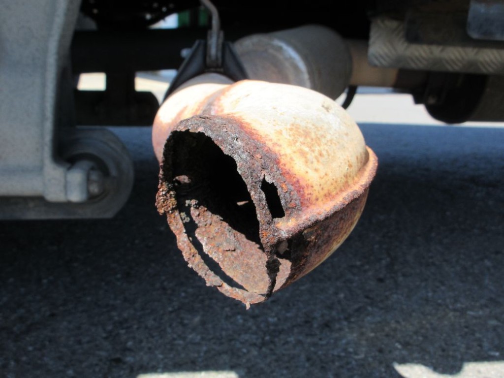 テールパイプに腐食・穴があります。|いすゞ フォワード SKG-FRR90T2(2WD)の写真34