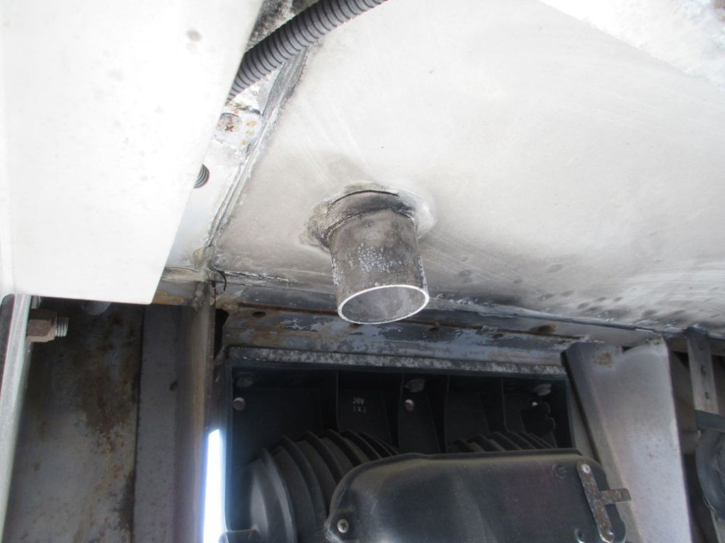 左右の水抜きホースが欠損しています。|いすゞ フォワード SKG-FRR90T2(2WD)の写真35