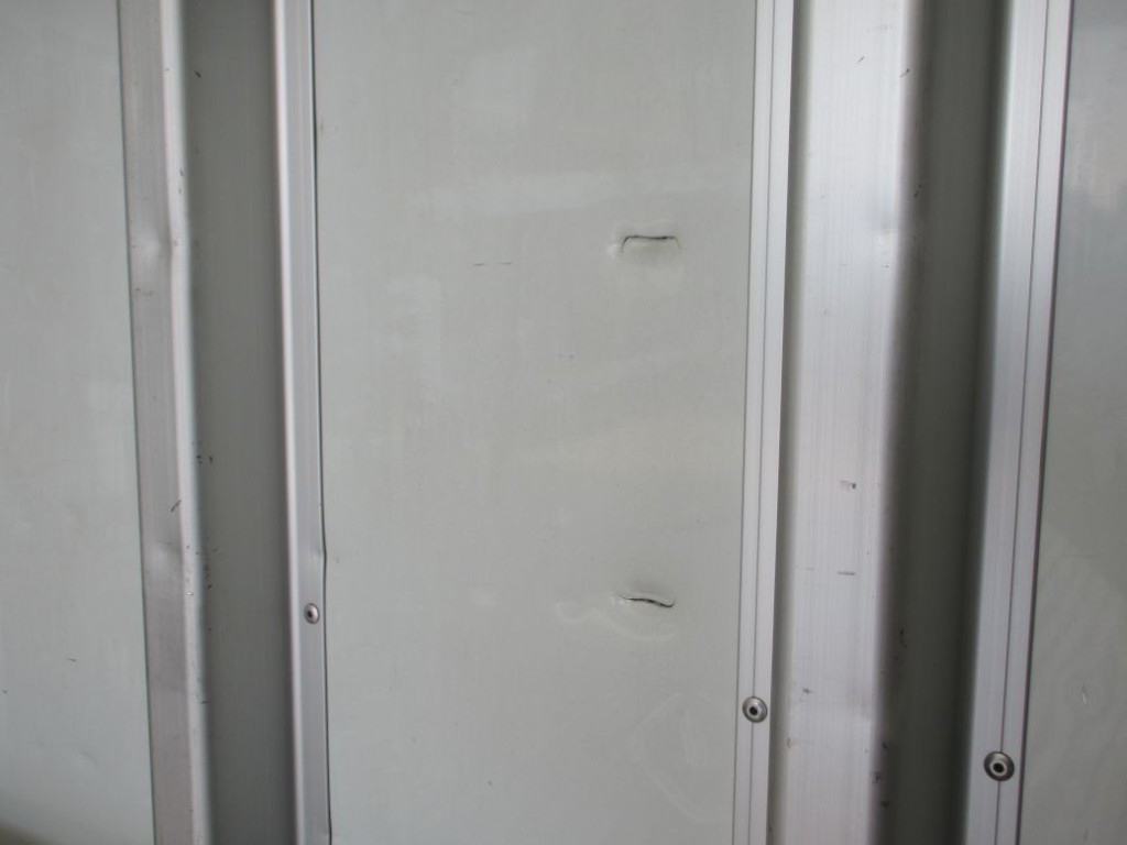 プロテクター裏側にキズ・ヘコミ・穴があります。|いすゞ フォワード SKG-FRR90T2(2WD)の写真37