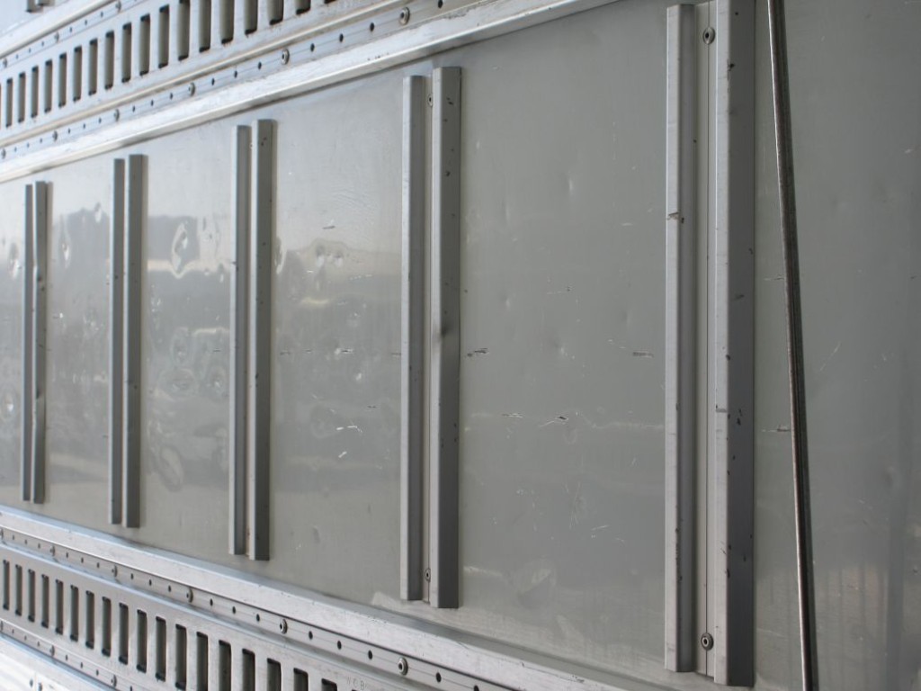 荷台内側にキズ・ヘコミがあります。|いすゞ フォワード SKG-FRR90T2(2WD)の写真38