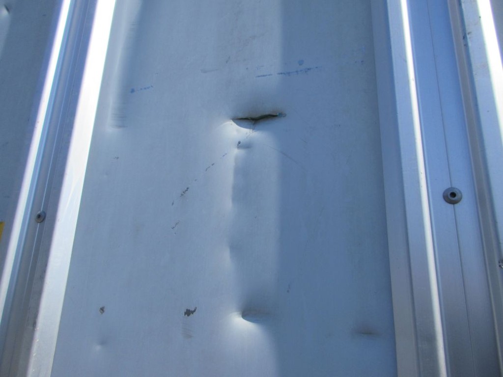 リヤ扉裏側にキズ・ヘコミ・穴があります。|いすゞ フォワード SKG-FRR90T2(2WD)の写真40