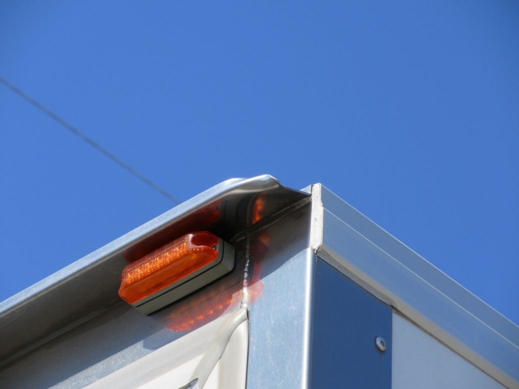 運転席側雨どいに曲がりがあります。|いすゞ フォワード SKG-FRR90T2(2WD)の写真41