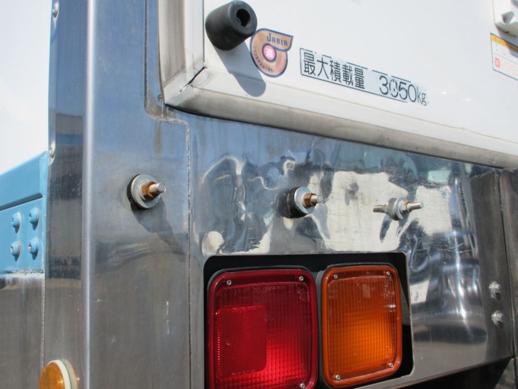 化粧板の両サイドにヘコミがあります。（ターミナルゴムが欠損しています）|いすゞ フォワード SKG-FRR90T2(2WD)の写真44