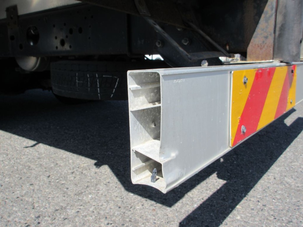 リヤバンパーの左右のカバーが欠損しています。|いすゞ フォワード SKG-FRR90T2(2WD)の写真46