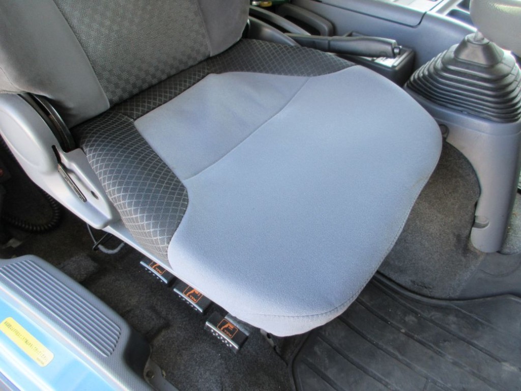 運転席座面にヘタリがあります。|いすゞ フォワード SKG-FRR90T2(2WD)の写真47