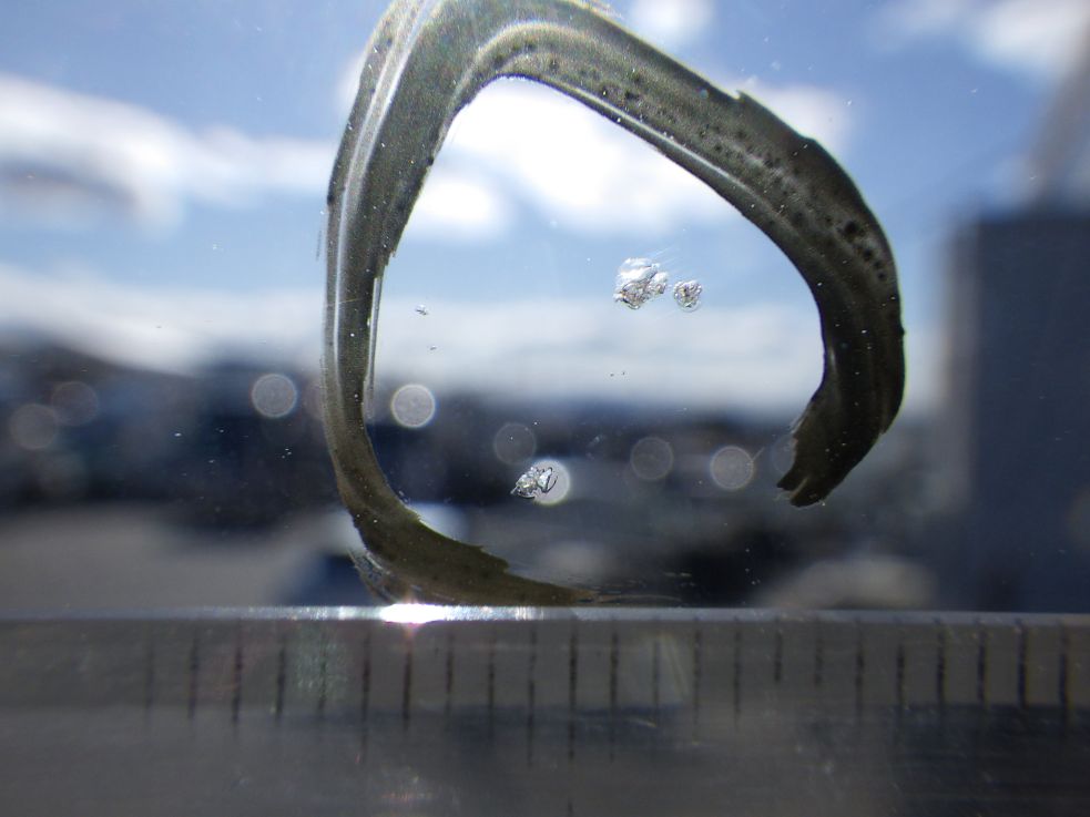 フロントガラスに飛び石キズがあります。|三菱 スーパーグレート QPG-FU64VZの写真12