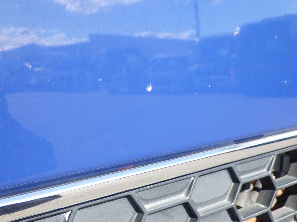 フロントパネルに飛び石キズがあります。|三菱 スーパーグレート QPG-FU64VZの写真19