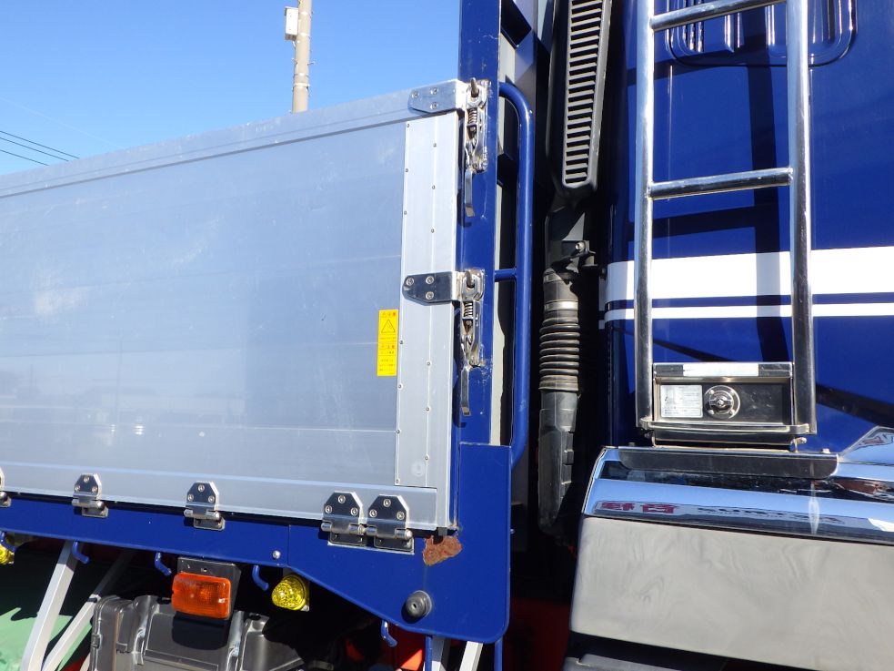 プロテクターの両サイドにサビがあります。|三菱 スーパーグレート QPG-FU64VZの写真21