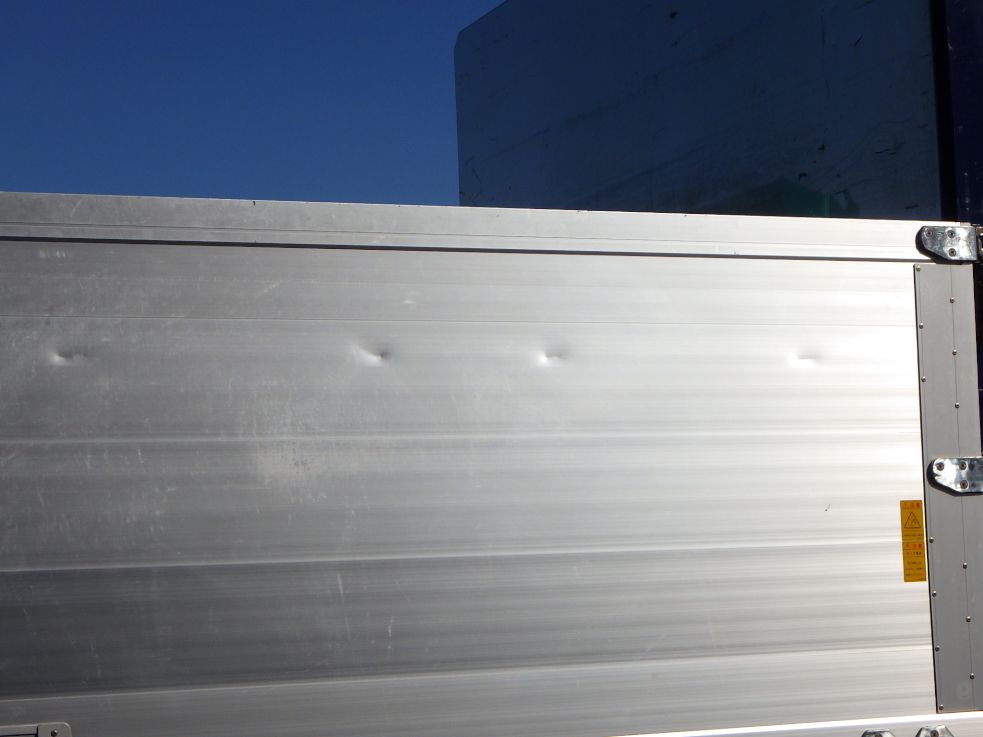 運転席側アオリにキズ・ヘコミがあります。|三菱 スーパーグレート QPG-FU64VZの写真23