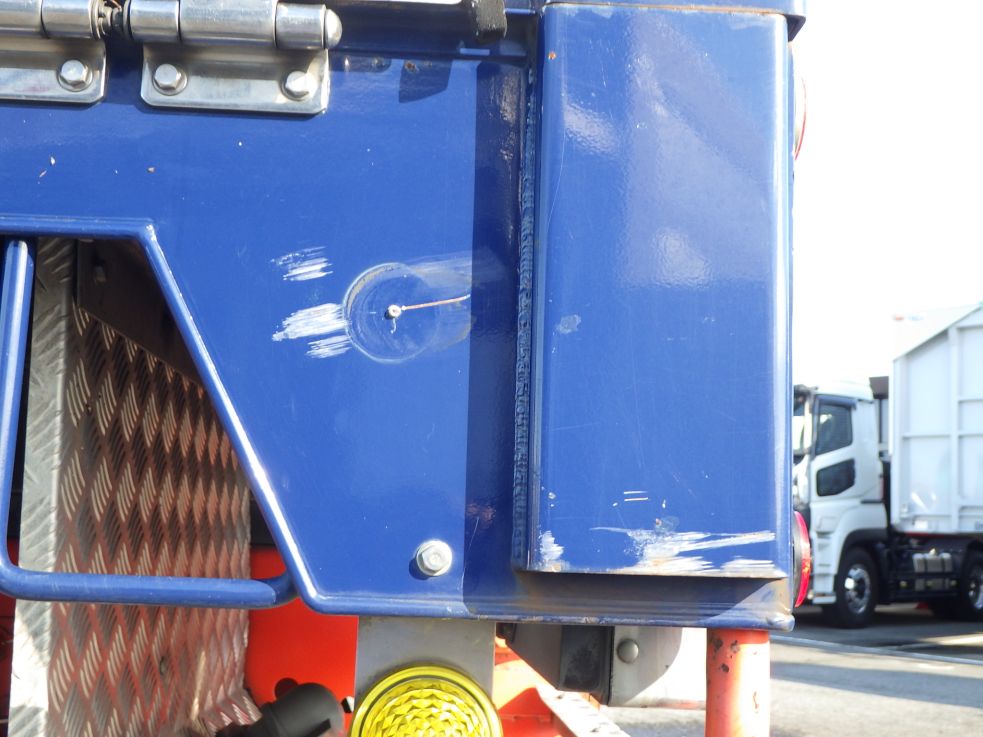 助手席側後方にキズがあります。（あたりゴムが欠損しています）|三菱 スーパーグレート QPG-FU64VZの写真25