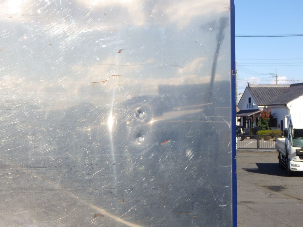 プロテクター裏側にキズ・ヘコミがあります。|三菱 スーパーグレート QPG-FU64VZの写真27