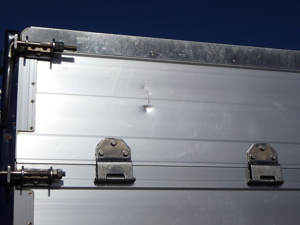 リヤアオリにキズ・ヘコミがあります。|三菱 スーパーグレート QPG-FU64VZの写真29