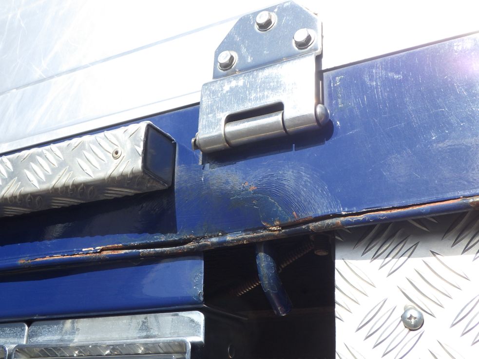 リヤレールにキズ・サビ・ヘコミがあります。|三菱 スーパーグレート QPG-FU64VZの写真30