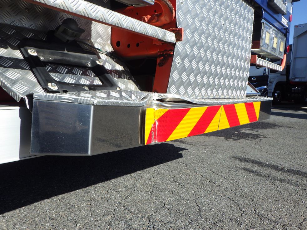 リヤステップにキズ・ヘコミがあります。|三菱 スーパーグレート QPG-FU64VZの写真31