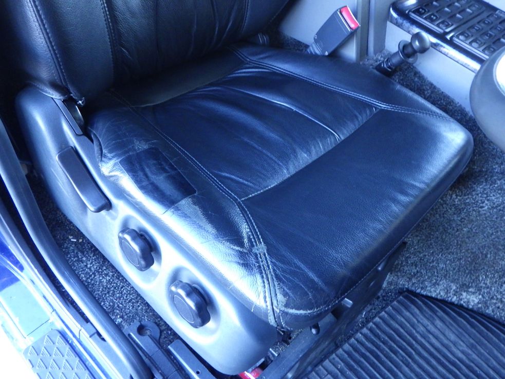 運転席座面にヘタリがあります。|三菱 スーパーグレート QPG-FU64VZの写真32