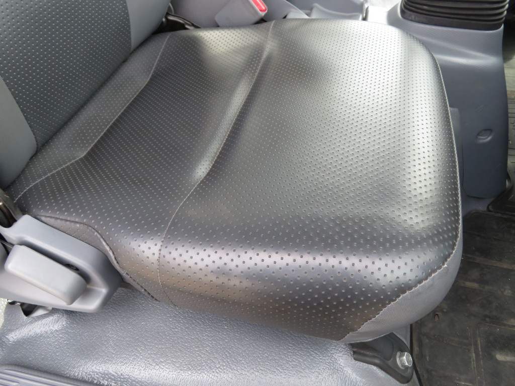 運転席座面にヘタリがあります。|いすゞ エルフ TKG-NPR85YN(2WD)の写真7