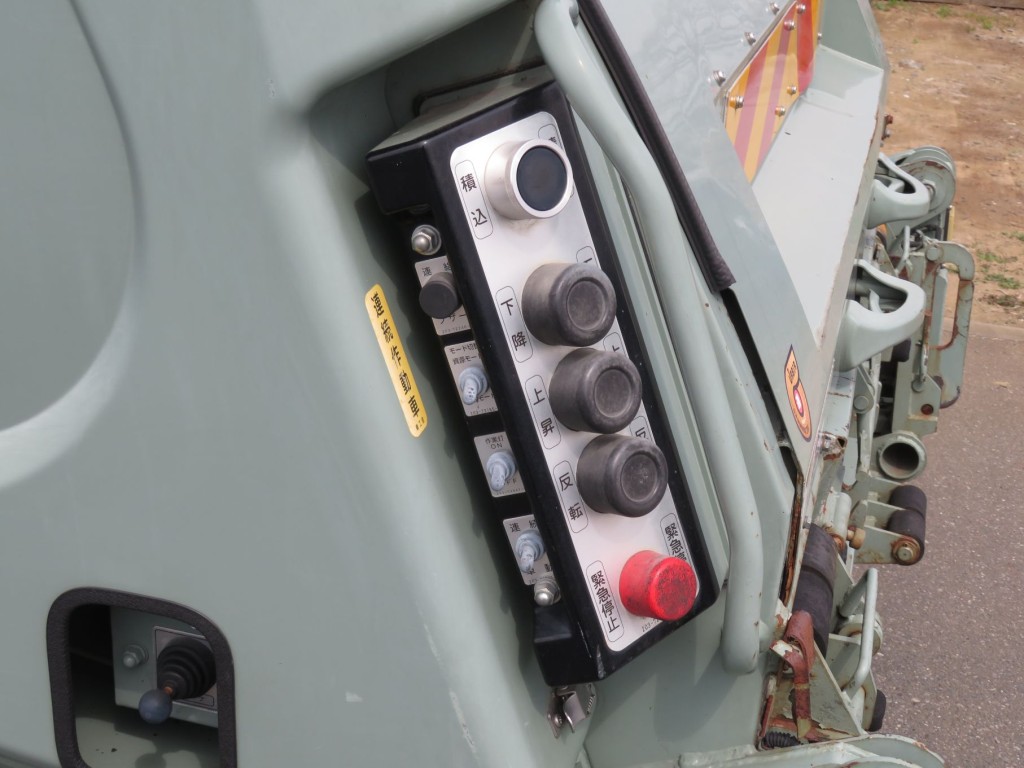 上物の操作スイッチです。|いすゞ エルフ TKG-NPR85YN(2WD)の写真15