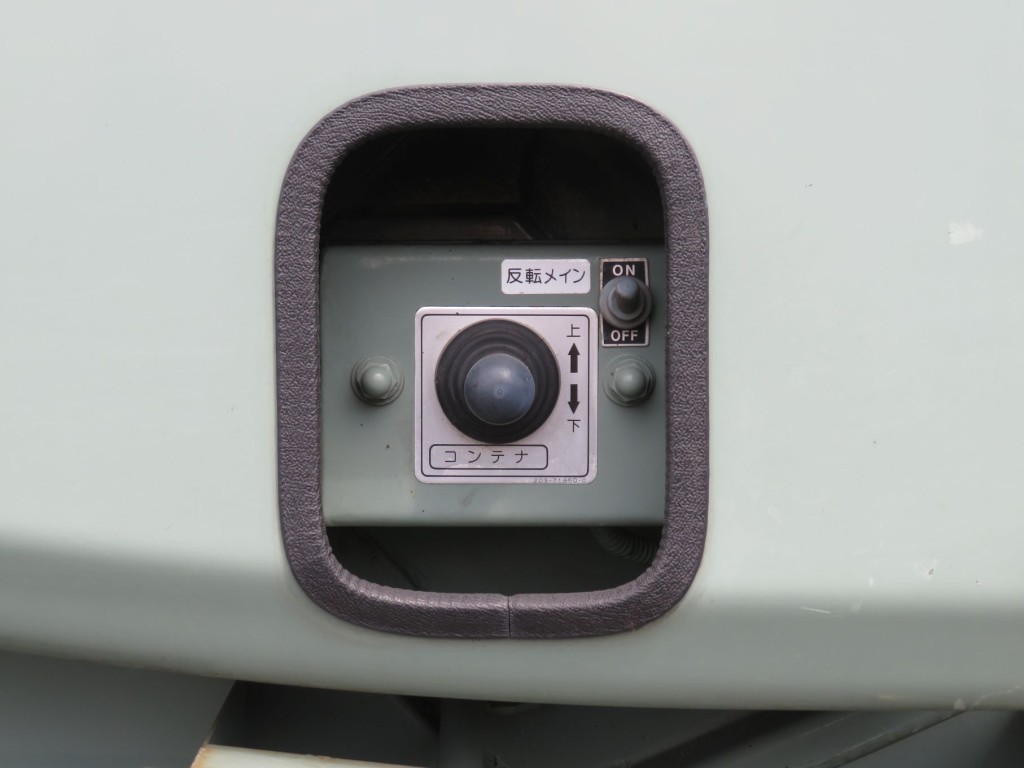 コンテナ傾倒装置の操作レバーです。|いすゞ エルフ TKG-NPR85YN(2WD)の写真18