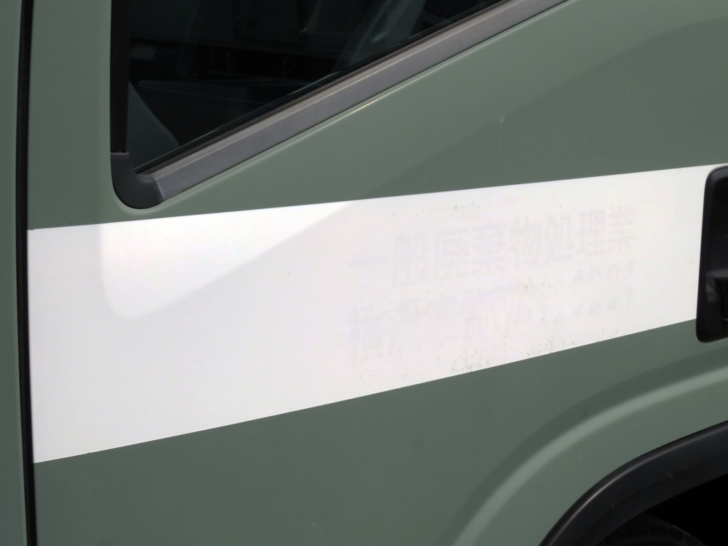 助手席ドアに看板日焼け跡があります。|いすゞ エルフ TKG-NPR85YN(2WD)の写真30
