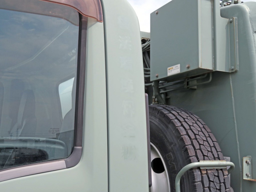 助手席側クォーターパネルに看板日焼け跡があります。|いすゞ エルフ TKG-NPR85YN(2WD)の写真32