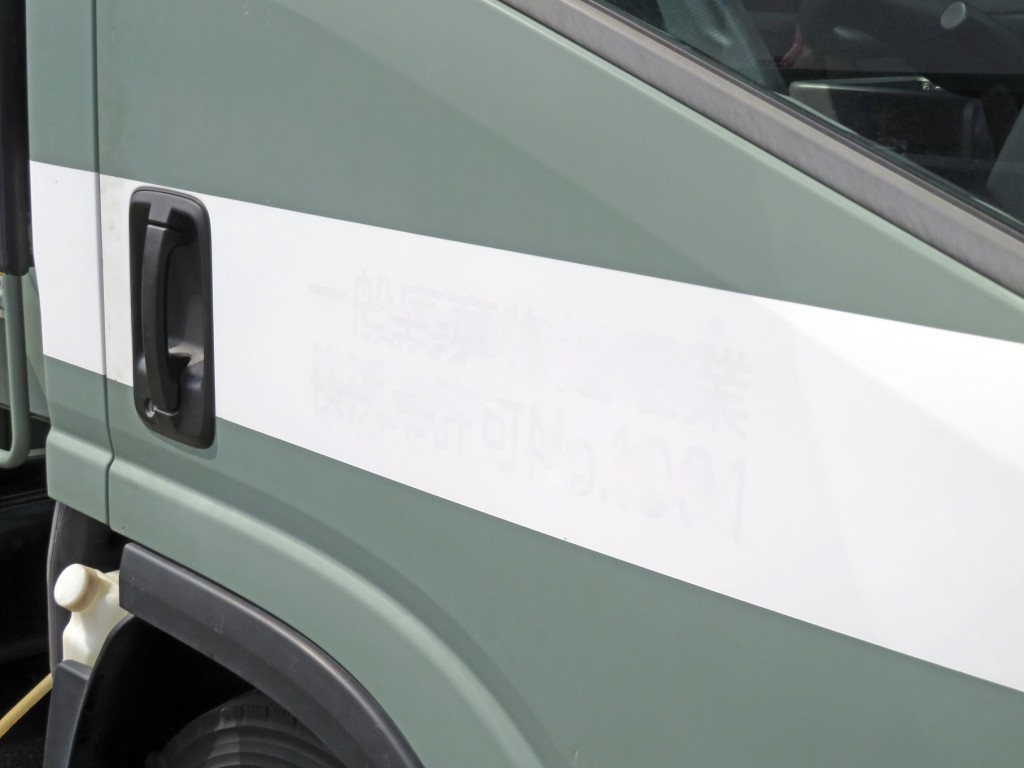 運転席ドアに看板日焼け跡があります。|いすゞ エルフ TKG-NPR85YN(2WD)の写真37