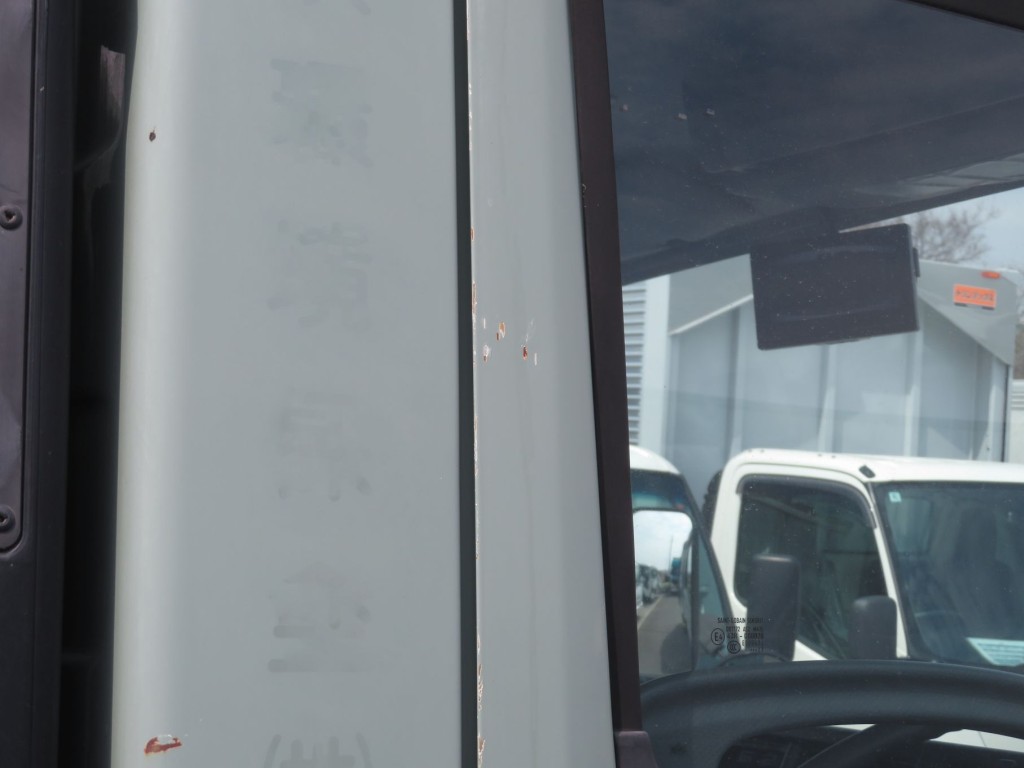 運転席ドアの窓枠部に小キズ、クォーターパネルに看板日焼け跡があります。|いすゞ エルフ TKG-NPR85YN(2WD)の写真39