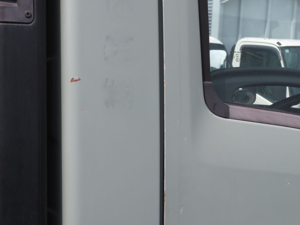 運転席側クォーターパネルに小サビがあります。|いすゞ エルフ TKG-NPR85YN(2WD)の写真40