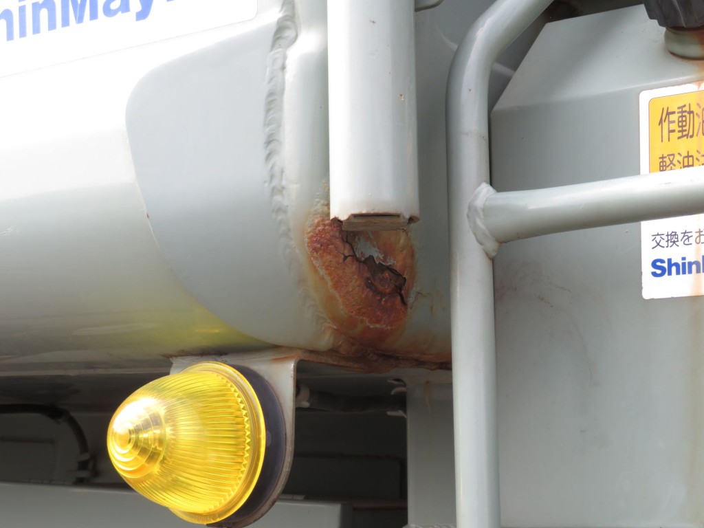 荷箱の運転席側カドに腐食箇所があります。|いすゞ エルフ TKG-NPR85YN(2WD)の写真42
