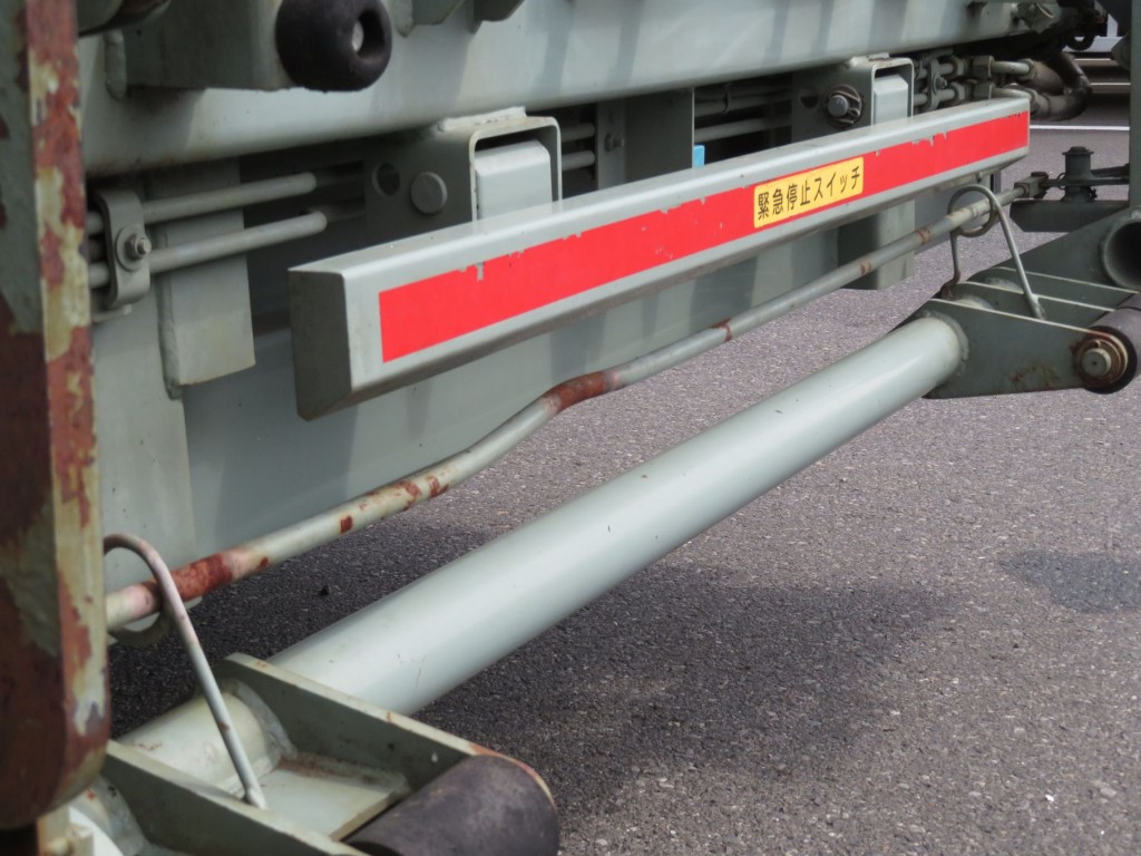 コンテナ傾倒装置のリンク部に曲がりがあります。|いすゞ エルフ TKG-NPR85YN(2WD)の写真45